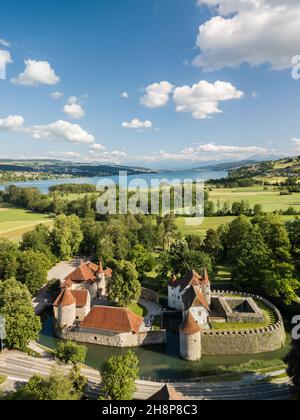 Seengen, Suisse - Mai 25.2020 : image aérienne du château de Hallwyl dans le canton d'Argau avec le lac de Hallwyl en arrière-plan.Le château est un de t Banque D'Images