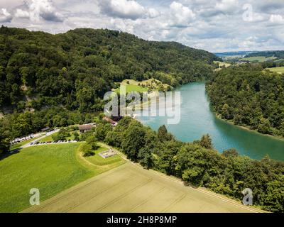 Toessegg, Suisse - 21 juin : image de drone aérienne de la sinuosité du Rhin ou boucle à Toesegg avec une ancienne tour de surveillance ruine de l'époque romaine, Canton zu Banque D'Images