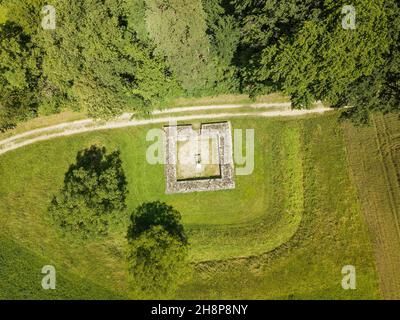 Toessegg, Suisse - 21 juin : image d'un drone aérien d'une ancienne tour de surveillance ruine de l'époque romaine à la sinusité ou boucle du Rhin, Toesegg, canton de Zurich Banque D'Images