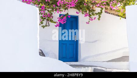Architecture cycladique blanche porte bleue et bougainvilliers roses sur l'île de Santorini, Grèce. Voyage fantastique fond vacances d'été idylliques Banque D'Images