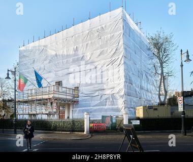 Le bâtiment de l'ambassade portugaise enveloppé sur Belgrave Square, Londres, Angleterre, novembre 2021. Banque D'Images