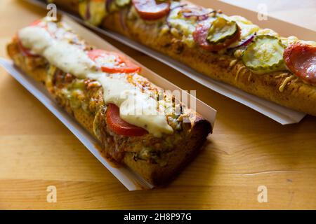 Baguette de zapiekanka grillée avec fromage et légumes Banque D'Images