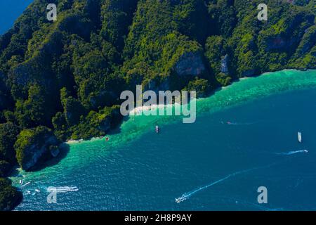 Vue panoramique sur Monkey Beach à Phi Phi Don, Thaïlande.Aerial Banque D'Images