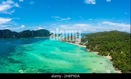 Panorama des îles tropicales Phi Phi Don et Phi Phi Leh en mer. Vacances concept de vacances contexte. Vue aérienne de la baie de Tonsai avec de nombreux bateaux et s. Banque D'Images