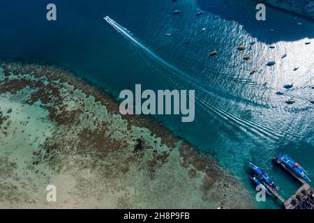 Vue imprenable sur le port tropical de l'île lors d'une matinée tranquille et rafraîchissante. Des bateaux amarrés et des ferries attendent que des foules de touristes les prennent île hop Banque D'Images