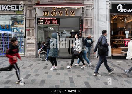 Istanbul, Turquie.26 novembre 2021.Les gens font la queue devant un bureau de change de devises à Istanbul.Turquie traverse une crise économique très profonde.En décembre 1er, la lire turque a subi son plus grand succès en deux décennies après la décision d'Erdoganà d'approfondir les réductions d'intérêts.Les ménages turcs, en particulier ceux à faible revenu, sont confrontés à des prix plus élevés pour les biens, y compris les produits essentiels comme la nourriture et l'énergie.(Image de crédit : © Alba Cambeiro/SOPA Images via ZUMA Press Wire) Banque D'Images