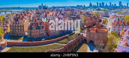 Varsovie, Pologne paysage urbain historique skyline avec toit architecture colorée dans des bâtiments place du marché de la vieille ville et tour de l'église avec ciel bleu Banque D'Images