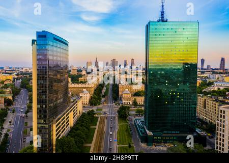 Magnifique vue panoramique sur les drones aériens vers le centre de la ville moderne de Varsovie avec silhouettes de gratte-ciel dans les rayons Banque D'Images