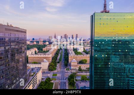 Magnifique vue panoramique sur les drones aériens vers le centre de la ville moderne de Varsovie avec silhouettes de gratte-ciel dans les rayons Banque D'Images