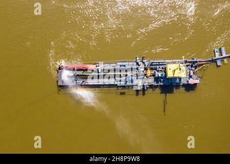 La pompe à eau sur la rivière sur un grand bateau. Vue aérienne Banque D'Images