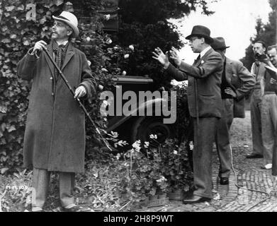 RALPH RICHARDSON étant dirigé par ALEXANDER KORDA tandis que le cinéaste HAL ROSSON vérifie mis en place avec viseur sur le plateau candid pendant le tournage de L'HOMME QUI POURRAIT FAIRE DES MIRACLES 1936 réalisateurs LOTHAR MENDES et (non crédité) ALEXANDER KORDA court histoire / scénario / dialogue H.G.Producteur de puits Alexander Korda London film Productions / United Artists Banque D'Images