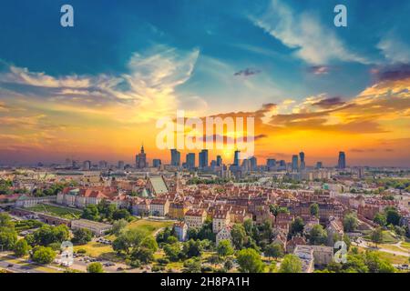 Panorama aérien de Varsovie, Pologne au-dessus de la rivière Vistule et du centre-ville à distance. Ciel de coucher de soleil Banque D'Images