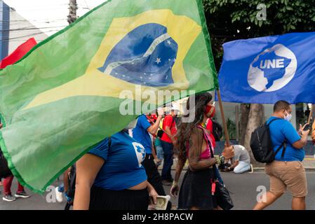 Les Brésiliens protestent contre le gouvernement du président Jair Bolsonaro dans la ville de Salvador. Banque D'Images