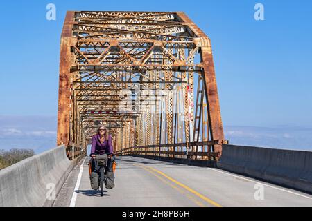 Cycliste et 1929 Chef menteur Pass Bridge entre la Nouvelle-Orléans et Slidell sur le côté est du lac Pontchartrain, Louisiane, États-Unis / USA Banque D'Images