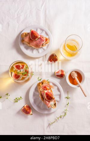 Petite collation de canapés, crostini au jambon, vin de figues et de pommes, antipasti italiens Banque D'Images