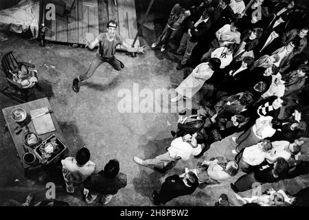 ROAD by Jim Cartwright design: Paul Brown éclairage: Christopher Toulmin réalisateur: Simon Curtis en haut à gauche: William Armstrong (Eddie / Skin) avec promenade membres du public Royal court Theatre, Londres SW1 09/06/1986 Banque D'Images