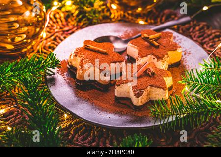 Dessert glacé à la cannelle de Noël en forme d'étoile avec ornements Banque D'Images