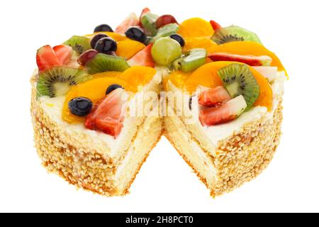 Gâteau partiellement coupé en tranches ​​fruit isolé sur fond blanc gâteau aux fruits, fruit, gâteau, crème, frais,gâteau au yaourt, coloré, haut, blanc, fraises Banque D'Images