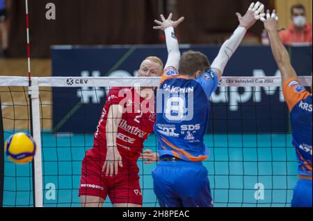 Ceske Budejovice, République tchèque.1er décembre 2021.Casey Adam Schouten de Jihostroj en action pendant la coupe de Volleyball du CEV hommes, 16ème match de finale: Ceske Budejovice vs Kemerovo dans l'arène de sport de Ceske Budejovice, République Tchèque, 1er décembre 2021.Crédit: Vaclav Pancer/CTK photo/Alay Live News Banque D'Images