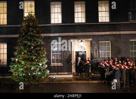 Londres, Royaume-Uni.1er décembre 2021.Le Premier ministre, Boris Johnson, allume les feux des arbres de Noël à Downing Street.Credit: Tommy London/Alay Live News Banque D'Images