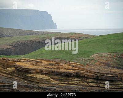 Vue sur le sommet d'une falaise à travers les geos (des rochers le long des lignes de faille) le long de la côte nord-ouest près de Brough of Birsay Orkney, Écosse, Royaume-Uni Banque D'Images