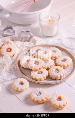 Biscuits de Noël faits maison avec des ingrédients de boulangerie en blanc Banque D'Images