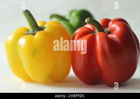 Poivrons rouges jaunes et verts.Poivron ou Capsicum annuum, également appelé poivron ou capsicum.Les poivrons sont utilisés dans les salades et dans les aliments cuits Banque D'Images