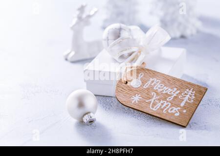 Arrangement des ornements de Noël, bougies et smal présent en blanc neige avec espace de copie Banque D'Images