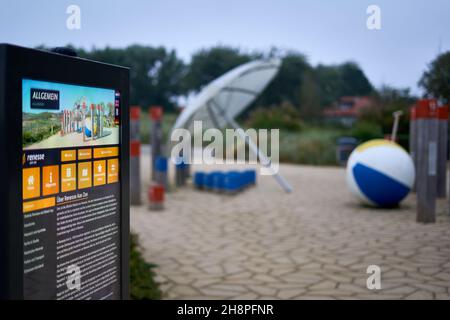 Renesse, pays-Bas - 27 septembre 2021 : moniteur d'information touristique en Hollande du Sud.Moniteur à écran tactile pour l'orientation et les loisirs variés Banque D'Images