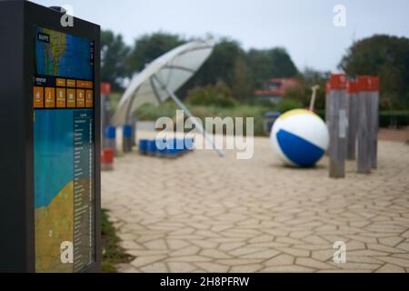 Renesse, pays-Bas - 27 septembre 2021 : moniteur d'information touristique en Hollande du Sud.Moniteur à écran tactile pour l'orientation et les loisirs variés Banque D'Images