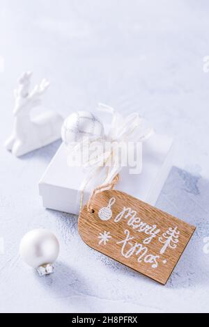 Arrangement des ornements de Noël, bougies et smal présent en blanc neige avec espace de copie Banque D'Images