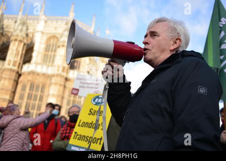 John McDonnell, député travailliste de Hayes et Harlington et ancien chancelier de l'ombre, prend la parole à l'occasion du rassemblement.manifestation syndicale conjointe soutenue par Unite, RMT, Askef, TSSA et l'ITF, à la cour de l'ancien palais, en face du Parlement.Les travailleurs des transports de Londres sont confrontés à des réductions d'emploi, de salaire et de pension par rapport au plan de sauvetage TFL du gouvernement causé par la pandémie. Banque D'Images