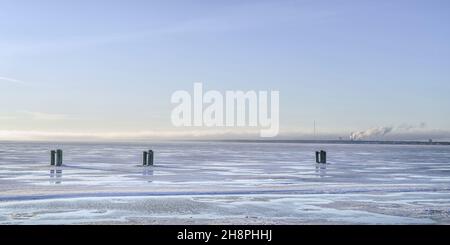 Glace sur la mer gelée et horizon au-dessus.Paysage industriel d'hiver Banque D'Images