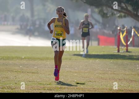 Dalia Frias de Mira Costa remporte la course féminine de Division 2 à 16:52 lors des Championnats de Cross Country de la CIF à Woodward Park, samedi 27 novembre 2021, à Fresno, Etalonnage Banque D'Images