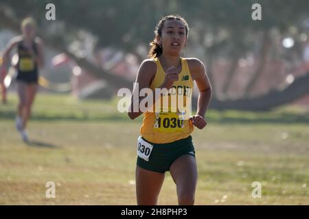 Dalia Frias de Mira Costa remporte la course féminine de Division 2 à 16:52 lors des Championnats de Cross Country de la CIF à Woodward Park, samedi 27 novembre 2021, à Fresno, Etalonnage Banque D'Images