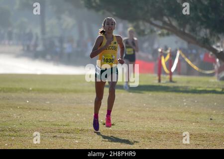 Dalia Frias de Mira Costa remporte la course féminine de Division 2 à 16:52 lors des Championnats de Cross Country de la CIF à Woodward Park, samedi 27 novembre 2021, à Fresno, Etalonnage Banque D'Images