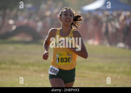 Dalia Frias de Mira Costa remporte la course féminine de Division 2 à 16:52 lors des Championnats de Cross Country de la CIF à Woodward Park, samedi 27 novembre 2021, à Fresno, Etalonnage Banque D'Images