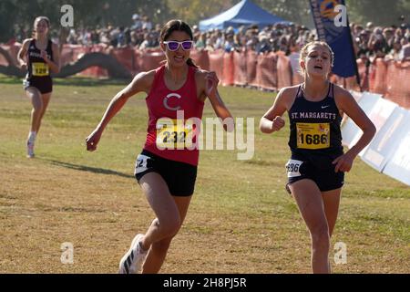 Samira Kennedy (232) de Castilleja-CCS et Leisel Blau (1686) de celles de Margarets-SS se classent deuxième et troisième dans la course fille Divsion 5 en 18:30,2 et 18:30,4 lors des Championnats d'État de cross-country CIF à Woodward Park, samedi 27 novembre 2021, à Fresno, Etalonnage Banque D'Images