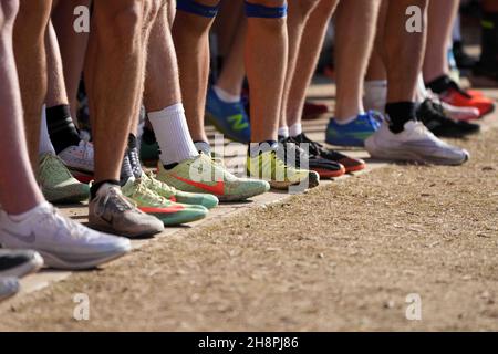 Une vue détaillée des chaussures de course Nike sur le départ de la course Boys Division 5 lors des championnats de cross-country de la CIF à Woodward par Banque D'Images