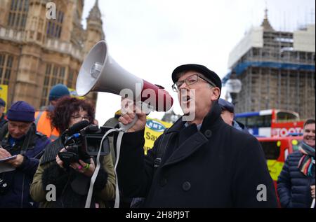 Peter Kavanagh, de Unite the Union, parle au rallye.Manifestation syndicale conjointe de transport soutenue par Unite, RMT, Aslef, TSSA et l'ITF, dans la cour du Vieux Palais, en face du Parlement.Les travailleurs des transports de Londres sont confrontés à des réductions d'emploi, de salaire et de pension par rapport au plan de sauvetage TFL du gouvernement causé par la pandémie. Banque D'Images