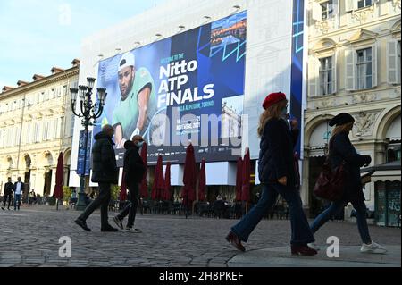 TURIN, ITALIE - 02 novembre 2021 : un énorme panneau d'affichage sur la place principale accueille le tournoi des finales Nitto ATP, Turin, Italie ; 2 novembre 2021 Banque D'Images