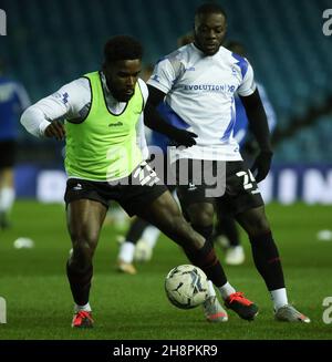 SHEFFIELD, GBR.1ER DÉCEMBRE Zaine Francis-Angol de Hartlepool United et Olufela Olomola de Hartlepool United se réchauffent lors du match de Trophée EFL entre Sheffield mercredi et Hartlepool United à Hillsborough, Sheffield, le mercredi 1er décembre 2021.(Crédit : will Matthews | MI News) crédit : MI News & Sport /Alay Live News Banque D'Images