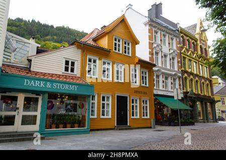 Bergen, Norvège - Circa septembre 2021 : bâtiments typiques en bois sur la rue Bergen Banque D'Images