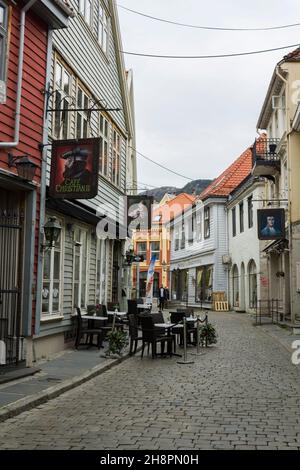 Bergen, Norvège - Circa septembre 2021 : rue typique de la ville de Bergen en Norvège Banque D'Images