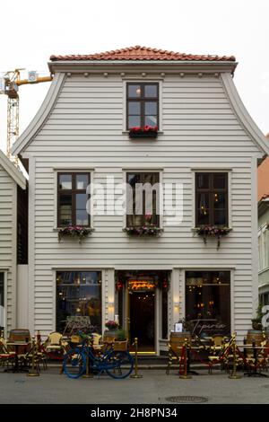 Bergen, Norvège - Circa septembre 2021: Magnifique café avec terrasse à Bergen, Norvège Banque D'Images