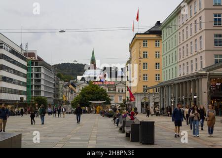 Bergen, Norvège - Circa septembre 2021: Vue de Torgallmenningen, la place principale de Bergen - Norvège Banque D'Images