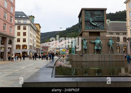 Bergen, Norvège - Circa septembre 2021: Vue de Torgallmenningen, la place principale de Bergen - Norvège Banque D'Images