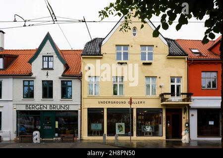 Bergen, Norvège - Circa septembre 2021 : façade de la galerie et du café sur la ville de Bergen Banque D'Images