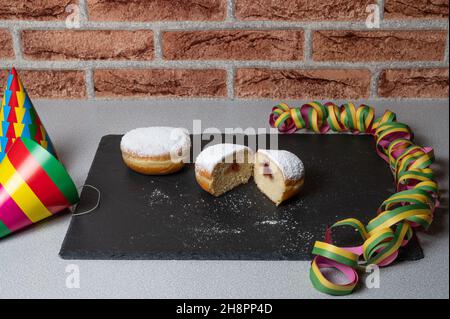 Deux beignets de carnaval berlinois avec une décoration festive Banque D'Images