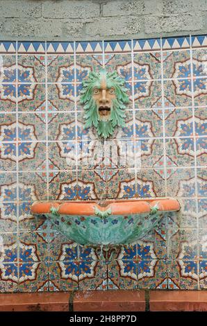 Malibu, CA, États-Unis - 15 juin 2021 : la fontaine Neptune à la Maison Adamson à Malibu, en Californie.La fontaine a fait usage exclusif des carreaux de la Malibu. Banque D'Images